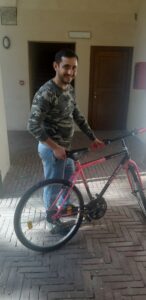 Narek in posa con la bicicletta Rollmar